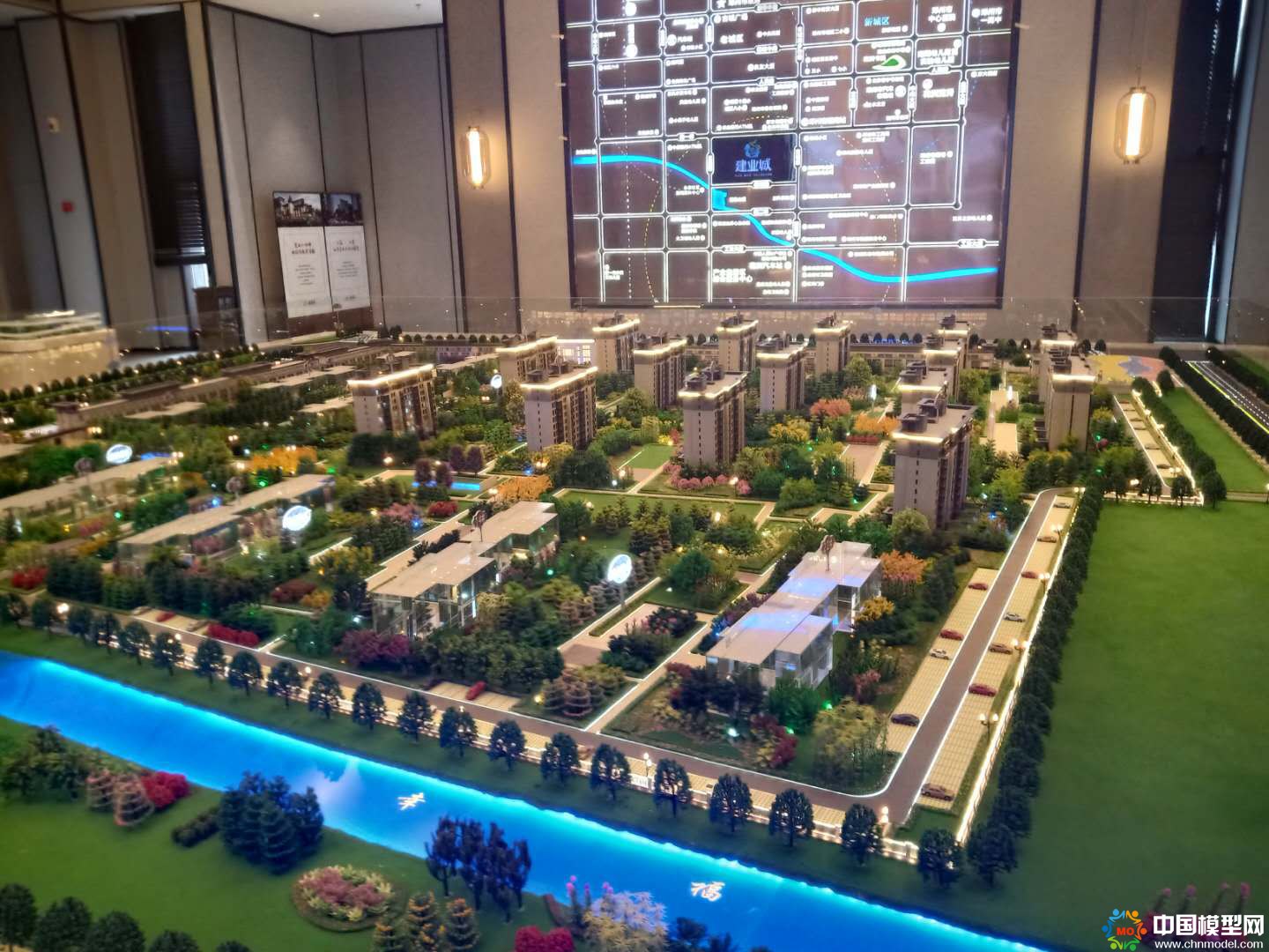 樓盤沙盤模型制作、別墅沙盤模型制作、城市規(guī)劃沙盤制作、建筑模型設(shè)計(jì)制作、工業(yè)模型設(shè)計(jì)制作、數(shù)字多媒體沙盤制作
